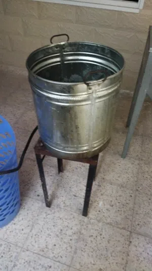 مذبح دجاج6 عيون معاطة دجاج بحالة ممتازة اركاز عدد 2 براميل عدد 2 غاز عين لتسخين