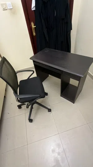 طاولة مكتب مع كرسي دوار بذراعين
