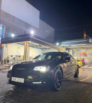 للبيع كليسلر اوباما موديل 2018  حجم 300s فول مواصفات كندي لون اسود رقم شمالي