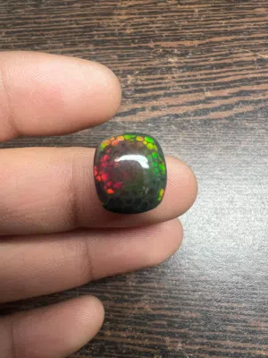 حجر أوبال أثيوبي أسود فل فاير طبيعي مع شهادة  natural untreated black Ethiopian fire opal stone