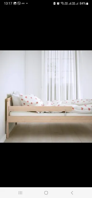 سرير طفل خشبي