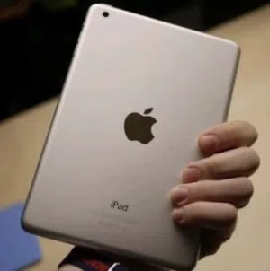 iPad mini 2 شاشة سليمة + بطارية كويسة