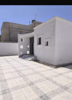 فيلا ارضية للايجار ارض الدرباك قاريونس / مقابل وكيل الهونداي/