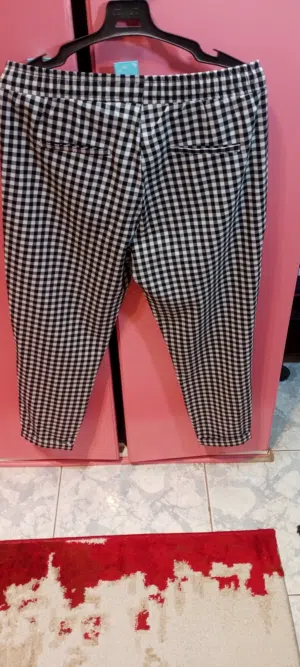 بنطلون كاروا أسود × أبيض من Bershka