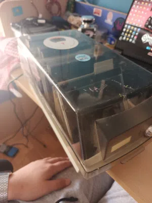 محفظة CDs مع أكثر من 50 علبة CD وأكثر من 50 CD متنوع/عشوائي