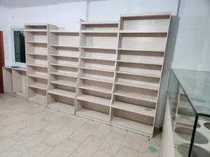 ديكور محمص شبه جديد مع رفوف وباترينه 2 متر وكراسي مكتب كلف تفصيل 15 الف شيكل البيع بسبب السفر بسعر ح