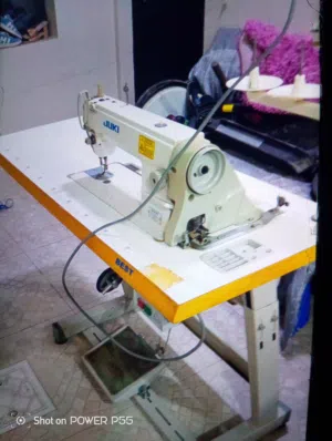 مكينة خياطة ومكينة تنظيم القماش
