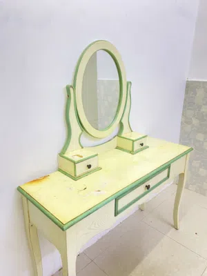 � تسريحة خشب مع مرآة – قطعة جميلة للبيع تسريحة خشبية كلاسيكية مع مرآة كبيرة،