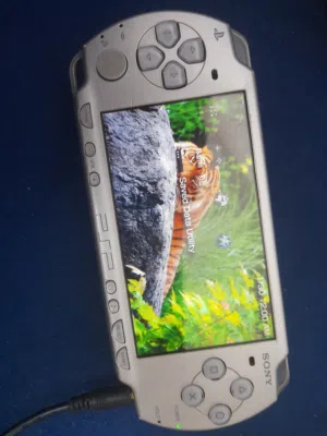 psp sony الاصليه مع شاحنها الاصلي لا يوجد معها بطارية