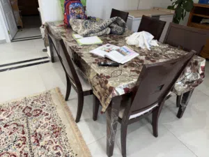 ميز طعام.  حسب ثقيل. 7 كراسي.