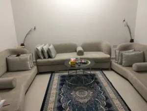 كنب مع الزولية و الطاولة