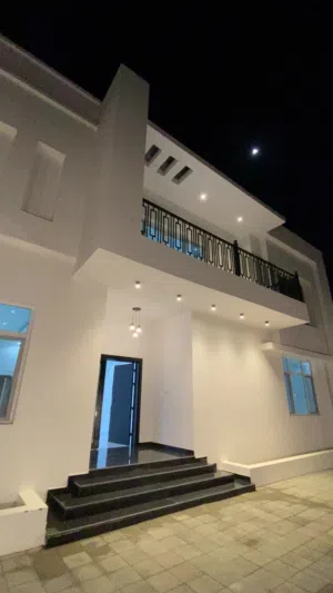 فلة للبيع حديثة خلف مدينة سلطان هيثم مباشرةً، معبيلة الثامنة.