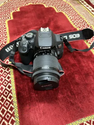 للبيع كامرة كانون 700D بحالة الوكالة