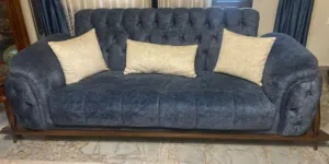 طقم كنب سبع مقاعد بحالة الوكالة خشب ثقيل وسفنج مضغوط