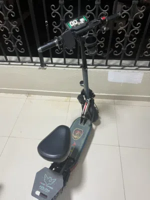 سكوتر كهربائي بحالة نظيفة للبيع
