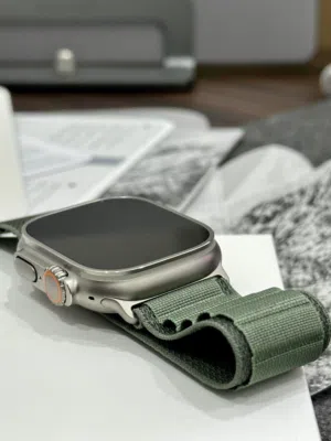 Apple Watch Ultra وكاله معها كل اغراضها