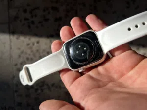 Apple Watch Series 7 بحالة الوكالة استعمال خفيف وسعر مغري