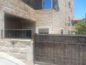 باب كراج حديد بحالة جيدة جداً للبيع