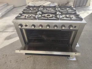 طباخ غاز ستة عيون ايطالي جيدة جدا وكل مستلزماته موجودة معه