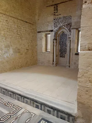 محل تجاري على شارع معبد مقابل مدرسة الانجاز التربوي الثانوية الحديثة  . سميراميس