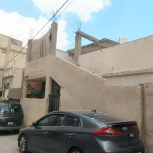 منزل للايجار موقعها مخيم الحسين شارع 7 السفلي على شارع الاردن