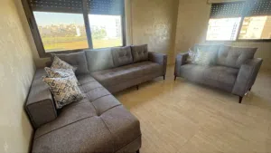 للبيع طقم كنبايات مودرن بحالة الوكالة – 200 دينار