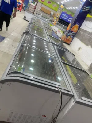 أربع ثلاجات سوبرماركت تبريد وتجميد بحالة ممتازة