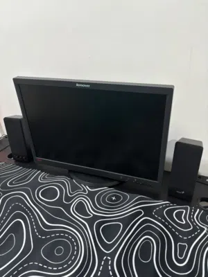 .	شاشة Lenovo Full HD أصلية + شبه جديده سماعات هدية