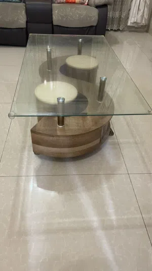 طاولة زجاجة انيقة  وجلسة