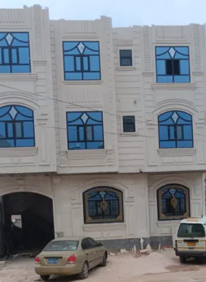 بيت مسلح 3طوابق جاهز للبيع في صنعاء خلف الكلية الحربيه 3لبن على شارعين يوجد فيه موقف سيارة