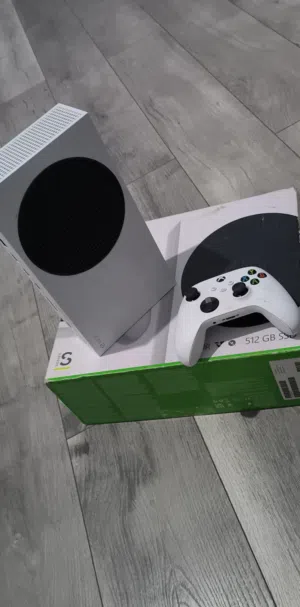 السلام عليكم  عندي Xbox series s نضيف وسعره حرقق   1800 دينار فقط لاغير ومعاه ضمان من المحل
