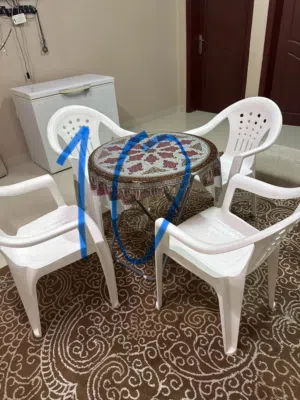 طاوله و4 كراسي