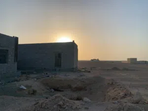 ارض سكينه للبيع بها جدران قائمة