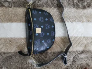 حقائب الماركة العالمية الشهيرة MCM (حقيبة الخصر أو البلت باق - Belt Bag)، ولكنها ليست أصلية من تلك