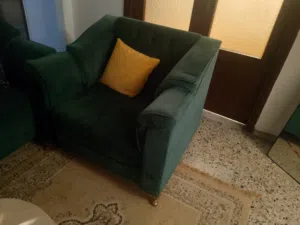 صالون يتكون من خمسه طروف وا حد جوزي وا الباقي فاردي