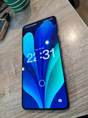 السلام عليكم بوكو f7 pro للبيع جهاز بكامل ملحقاته اصتعمال خفيف 6 شهور بالضمانة فيه ضوية خبوش