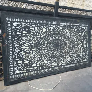 باب كراج ليزر بحال الوكاله مع كامل اغراضو