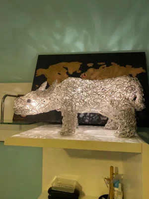 مصباح جميل فضي اللون