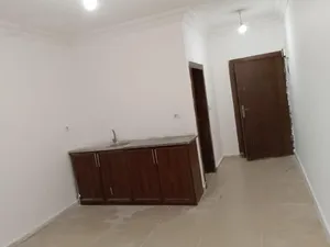ستديو فارغه للايجار في شارع الجامعة