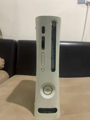 xbox 360 مستعمل ونضيف   مابي اي اشكال بس الجوستك مو واير لس انما واير الي بالصوره انباع باقي بس واير