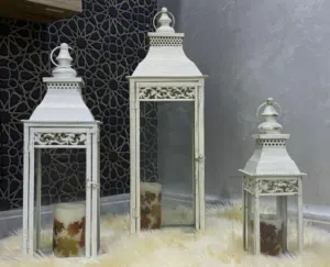 زاوية ديكور فاخرة مع 3 فوانيس معدنية وسجادة فرو