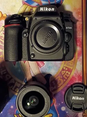 للبيع كيمرا نيكون الاحترافية D7500