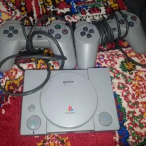 بلايستيشن 1 للبيع عليه 20 لعبة مع  memory card عليه العاب زي gta/resident evil/ final fantasy