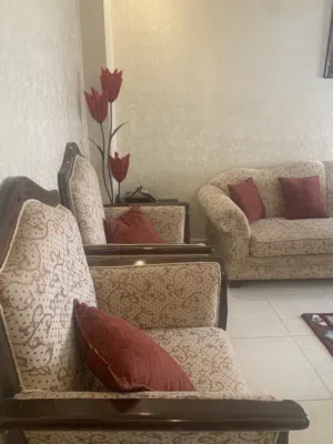 اثاث غرفه ضيوف مع 3 طربيزات بلوط و وطاوله وسط بلوط مع 3 طربيزات سيرفس