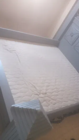 تخت للبيع موجود اغراضو معدا فرشة