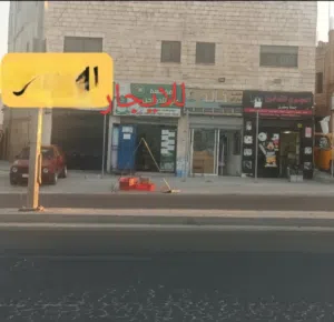 للبيع عمارة  في ابوعلندة المستندة على الشارع العام قرب الدوار ثلاث طوابق اربع مخازن وثلاث شقق بدخل