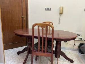 طاول طعام مع كرسيين بحاله ممتازه لون بني