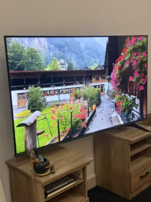 شاشة تلفزيون Hisense للبيع 55 بوصه بحاله ممتازه