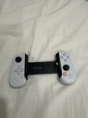 Backbone controller for iphone lightning port