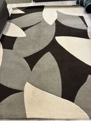 Best quality Rug originally purchased from Buckanan Furnishings for immediate sale